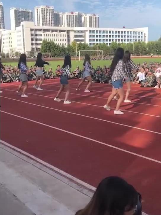 军校跳舞吃瓜视频,舞蹈吃瓜视频揭秘军营生活趣味瞬间